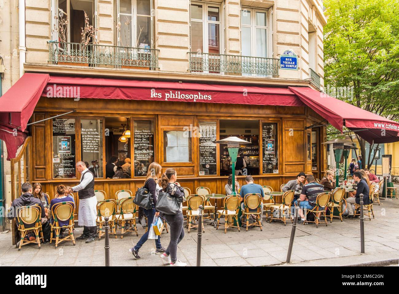 Street scene in front of cafe les philosophes Stock Photo - Alamy