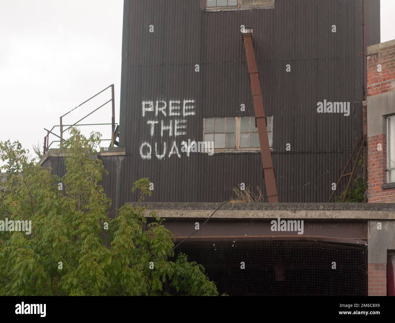 A free the quay spray paint sign on dock in mistley Stock Photo - Alamy