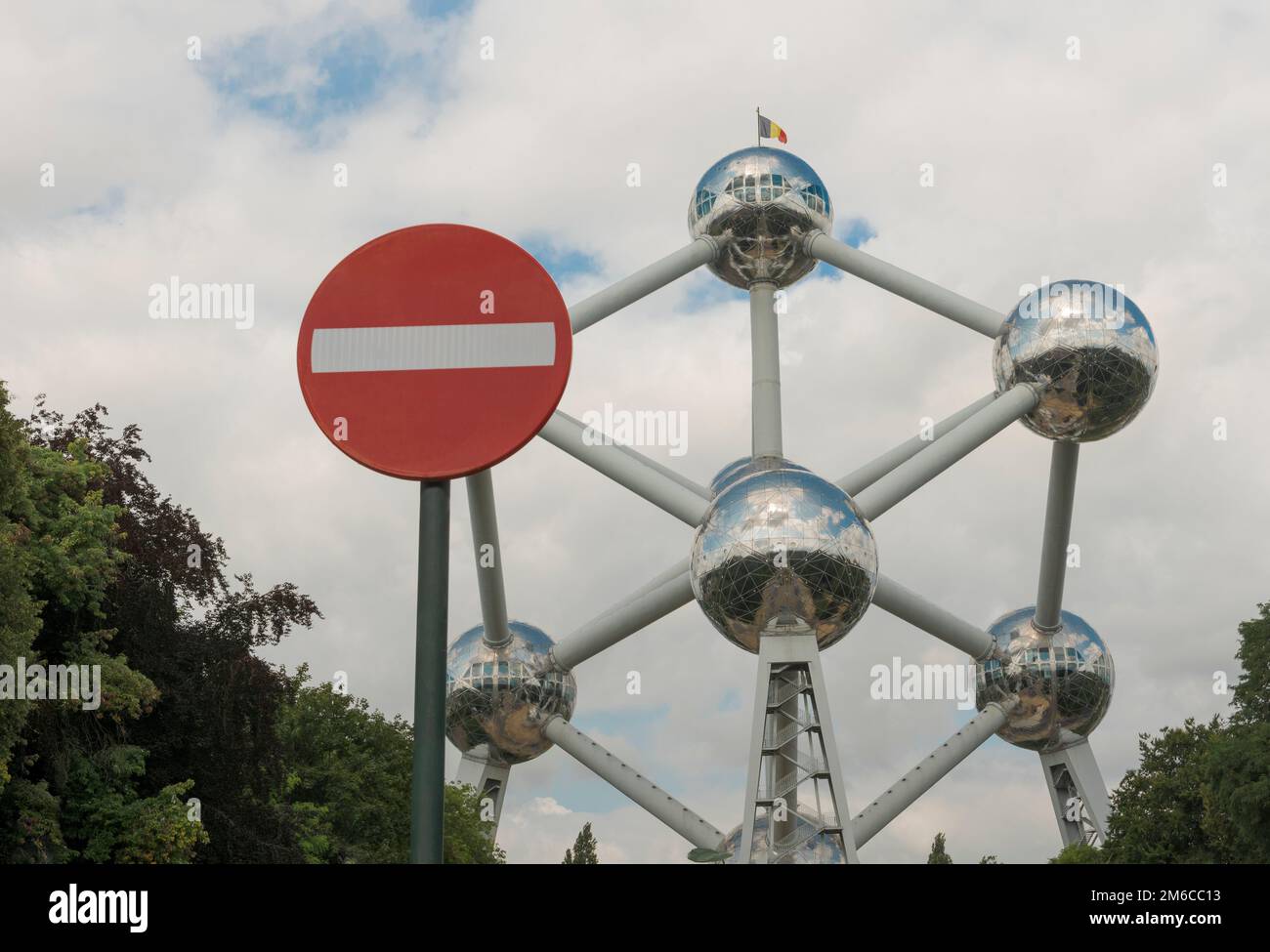 Brussels, Brussels-Capital Region, Belgium 20-08-2021.  The Atomium in combination with a road sign - No entry. Stock Photo