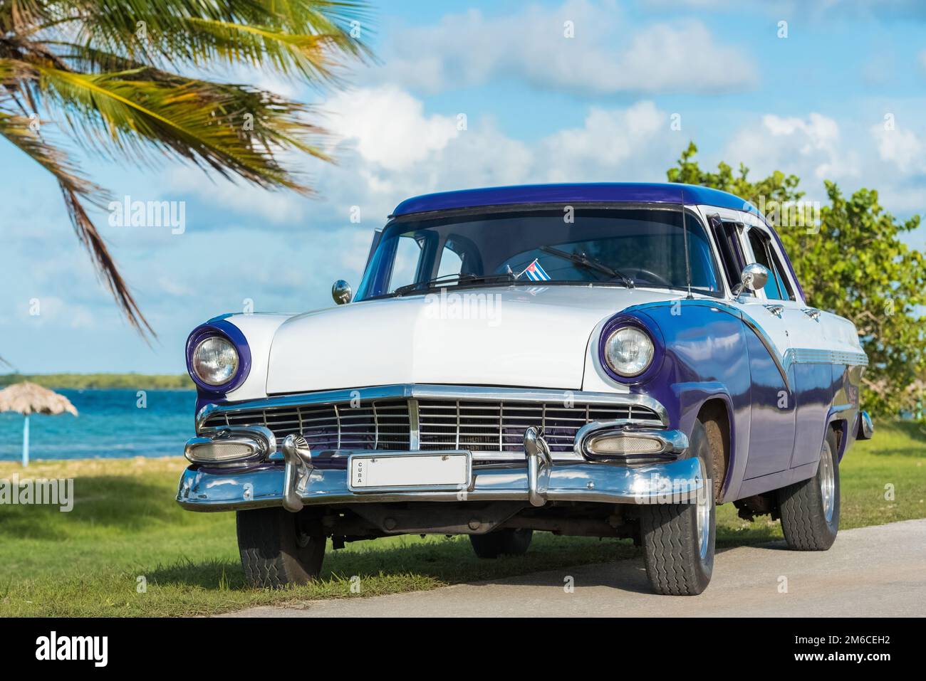 Classic car parked by water hi-res stock photography and images - Alamy