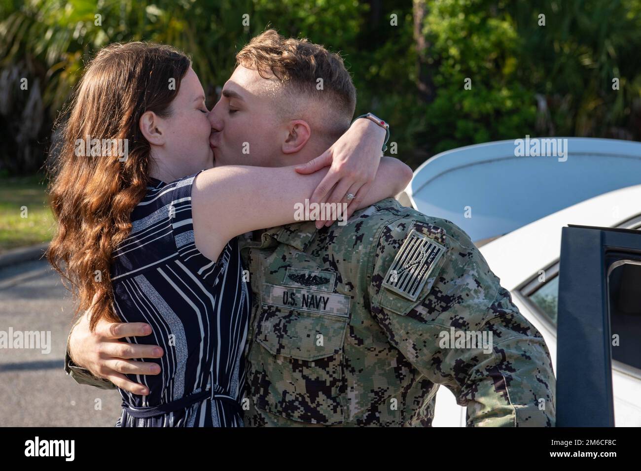 Kisses his girlfriend hi-res stock photography and images - Page 6 