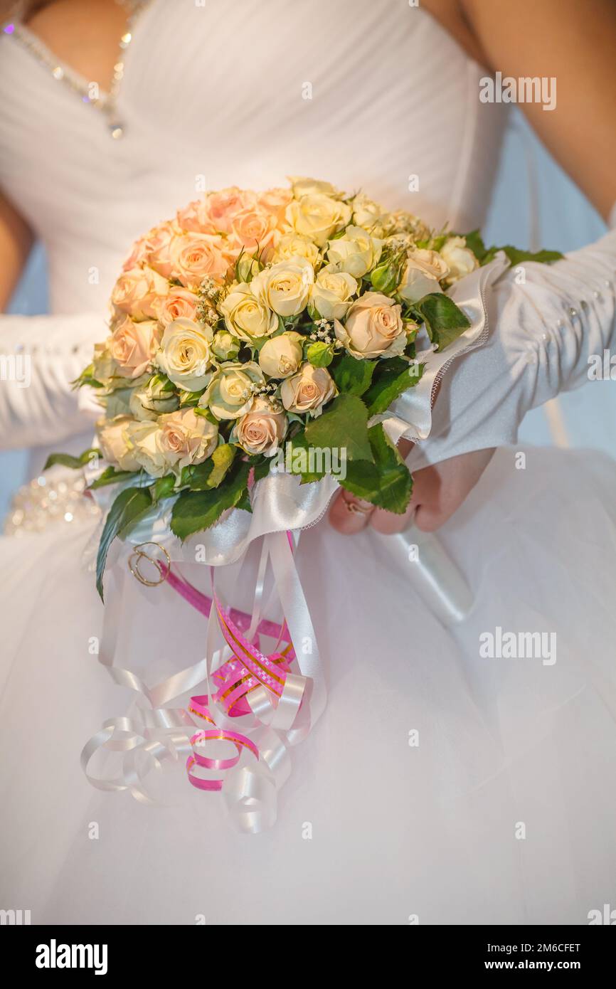 Bride holding wedding bouquet Stock Photo - Alamy