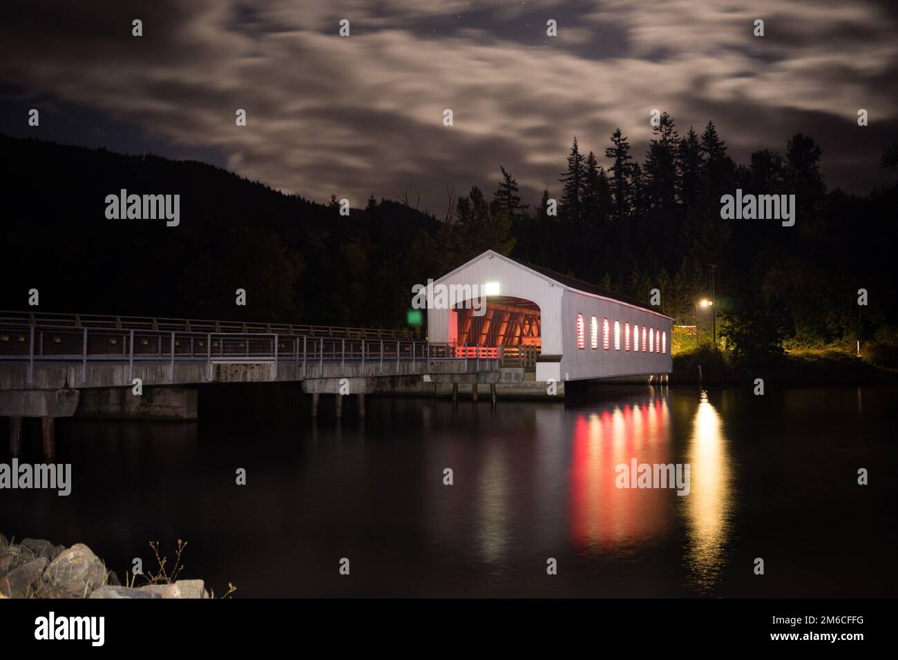 Lowell Covered Bridge Oregon Dexter Reservoir Stock Photo - Alamy
