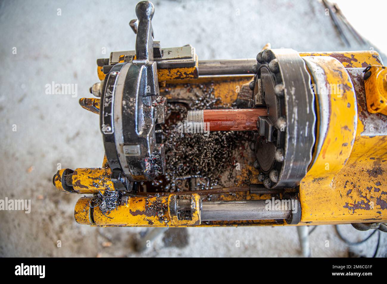 iron pipe beveling machine. Technician is Grooved Steel pipe. Fire fighting pipe groove Install