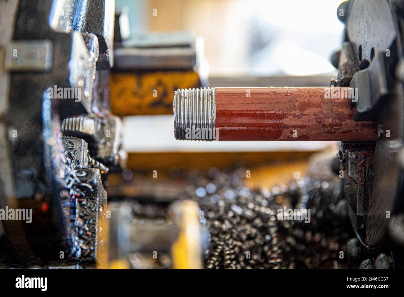 iron pipe beveling machine. Technician is Grooved Steel pipe. Fire fighting pipe groove Install