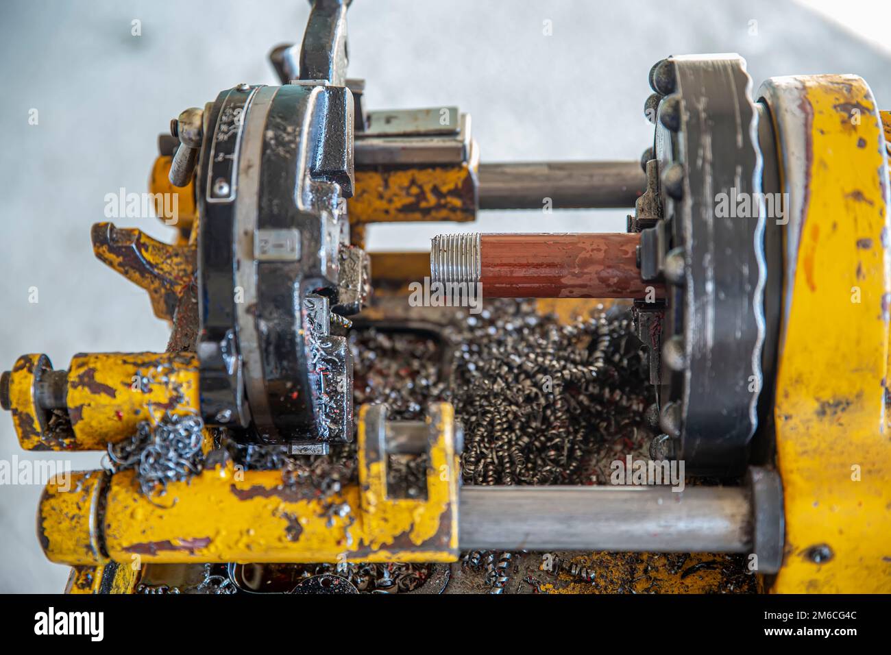 iron pipe beveling machine. Technician is Grooved Steel pipe. Fire fighting pipe groove Install