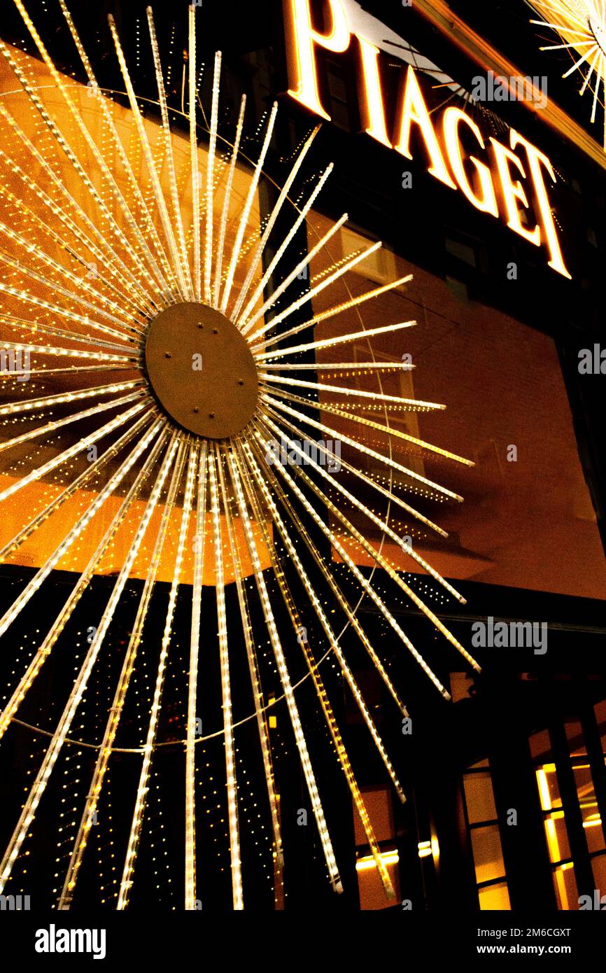 Gucci storefront/shop window/visual merchandising of New Bond St store, and  upmarket, affluent, upscale, luxury business Stock Photo - Alamy