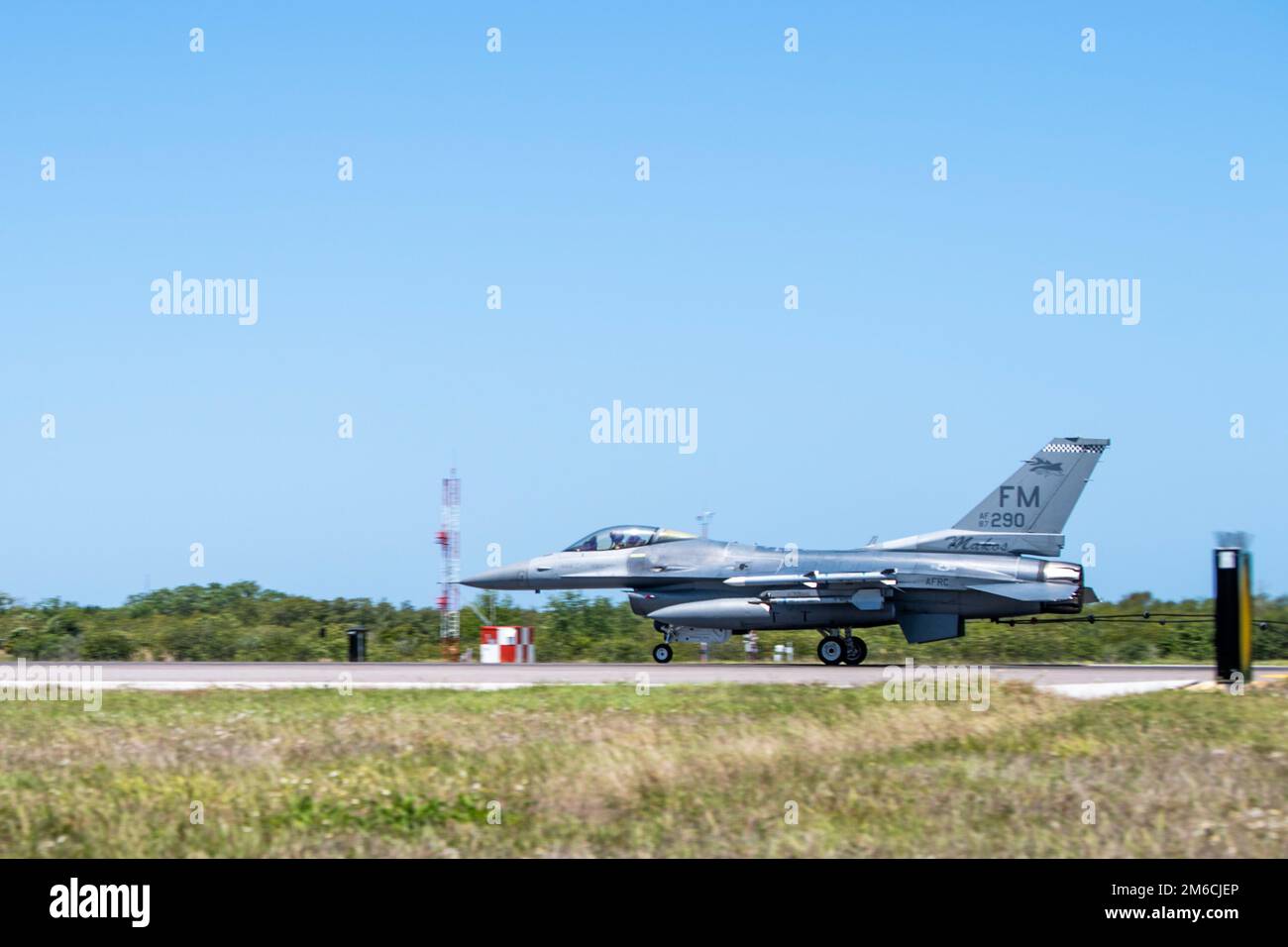 An F-16C Fighting Falcon aircraft assigned to the 482nd Fighter Wing, Homestead Air Reserve Base, Florida, tests a Bak-12 aircraft arresting system at MacDill Air Force Base, Florida, April 22, 2022. The Bak-12 system is used to support fighter aircraft in the event of an in-flight emergency by preventing the aircraft from overrunning on the flightline. Stock Photo