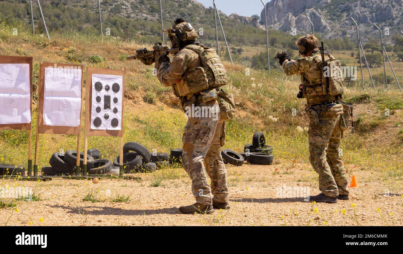 U.S. Army Green Berets assigned to 10th Special Forces Group (Airborne) attend a range with Greek Special Operating Forces (SOF) in Nea Peramos, Greece May 5, 2022. The training was part of Trojan Footprint 22, the premier SOF exercise in Europe that focuses on improving the ability of SOF to counter myriad threats, increases integration with conventional forces and enhances interoperability with NATO allies and European partners. (U.S. Army photo by Sgt. Claudia Seal) Stock Photo