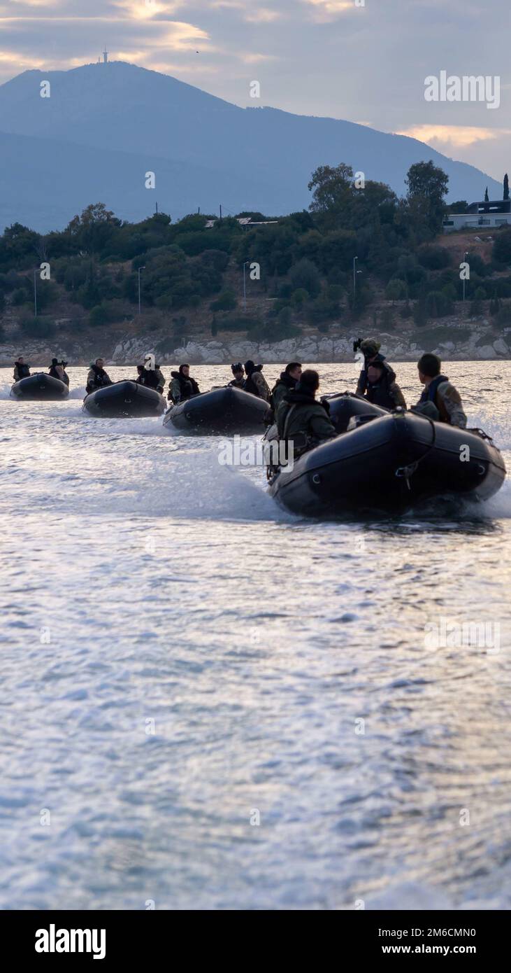 U.S. Army Green Berets assigned to 10th Special Forces Group (Airborne) conduct combat dives with Greek Special Operating Forces (SOF) during Exercise Trojan Footprint in Nea Peramos, Greece May 6, 2022. The training was part of Trojan Footprint 22, the premier SOF exercise in Europe that focuses on improving the ability of SOF to counter myriad threats, increases integration with conventional forces and enhances interoperability with NATO allies and European partners. (U.S. Army photo by Sgt. Claudia Seal) Stock Photo