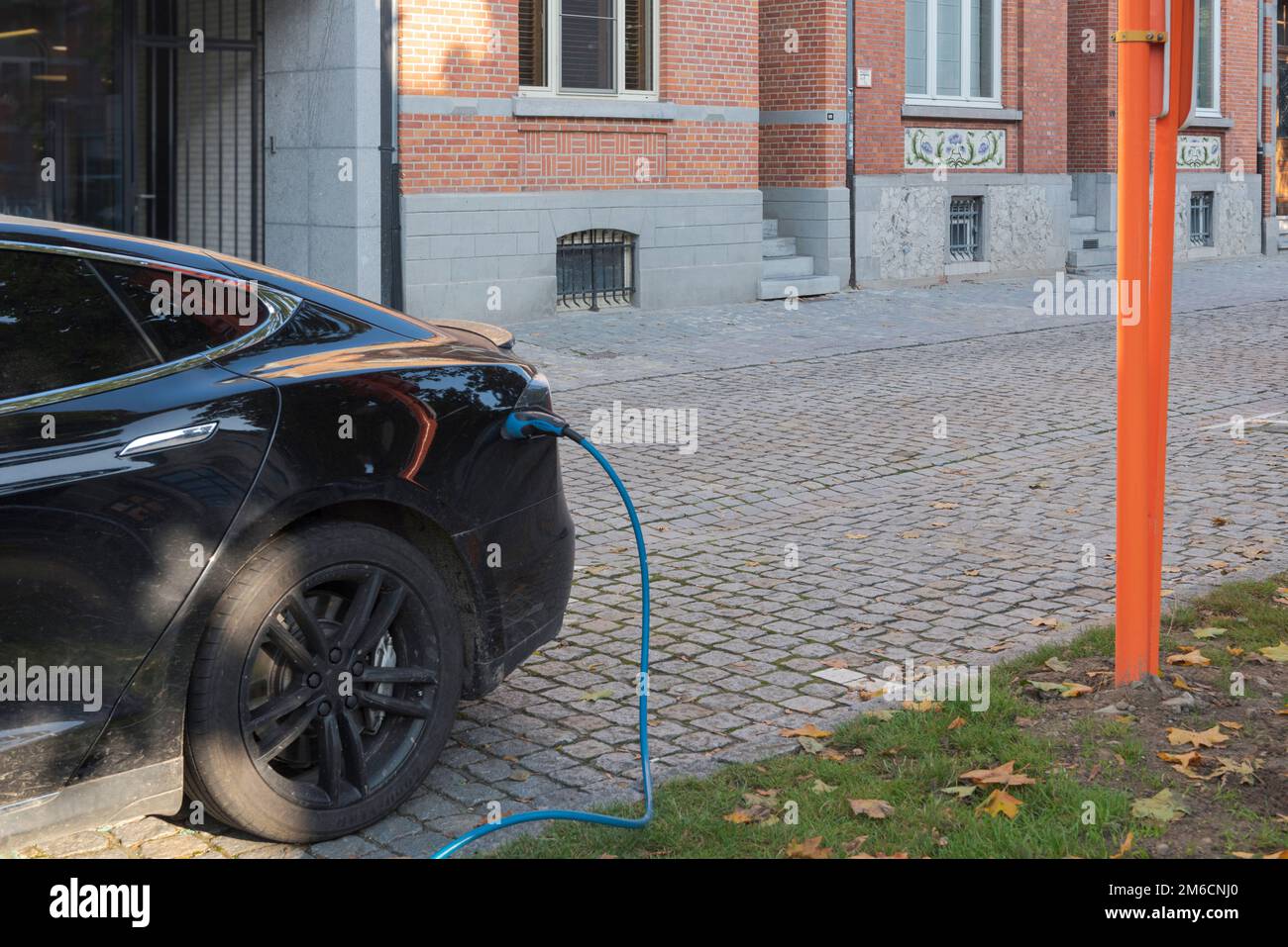 Refueiling Car Refueling an electric car on a city street Stock Photo - Alamy