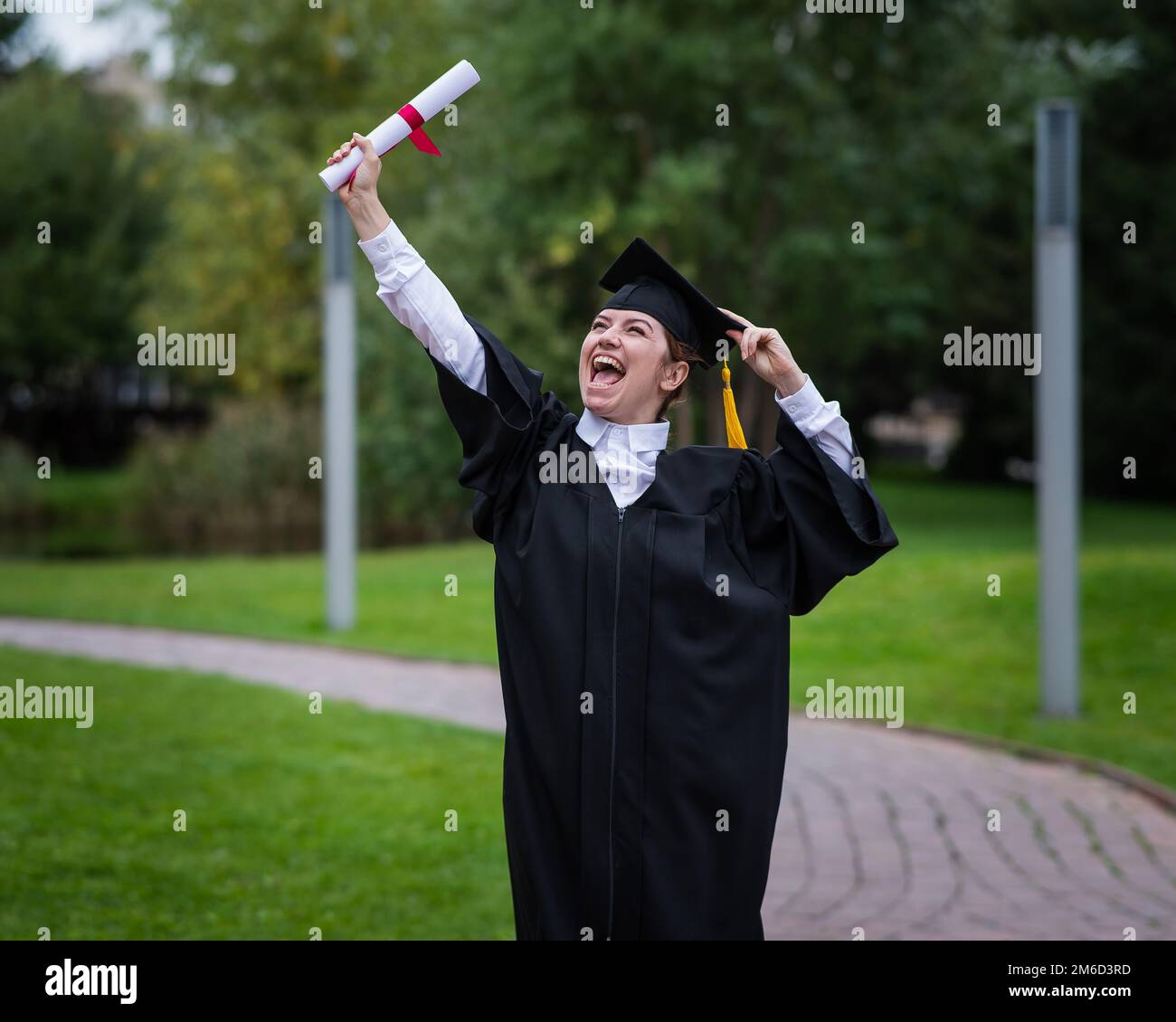 Smiling girl graduate hat hi-res stock photography and images - Alamy