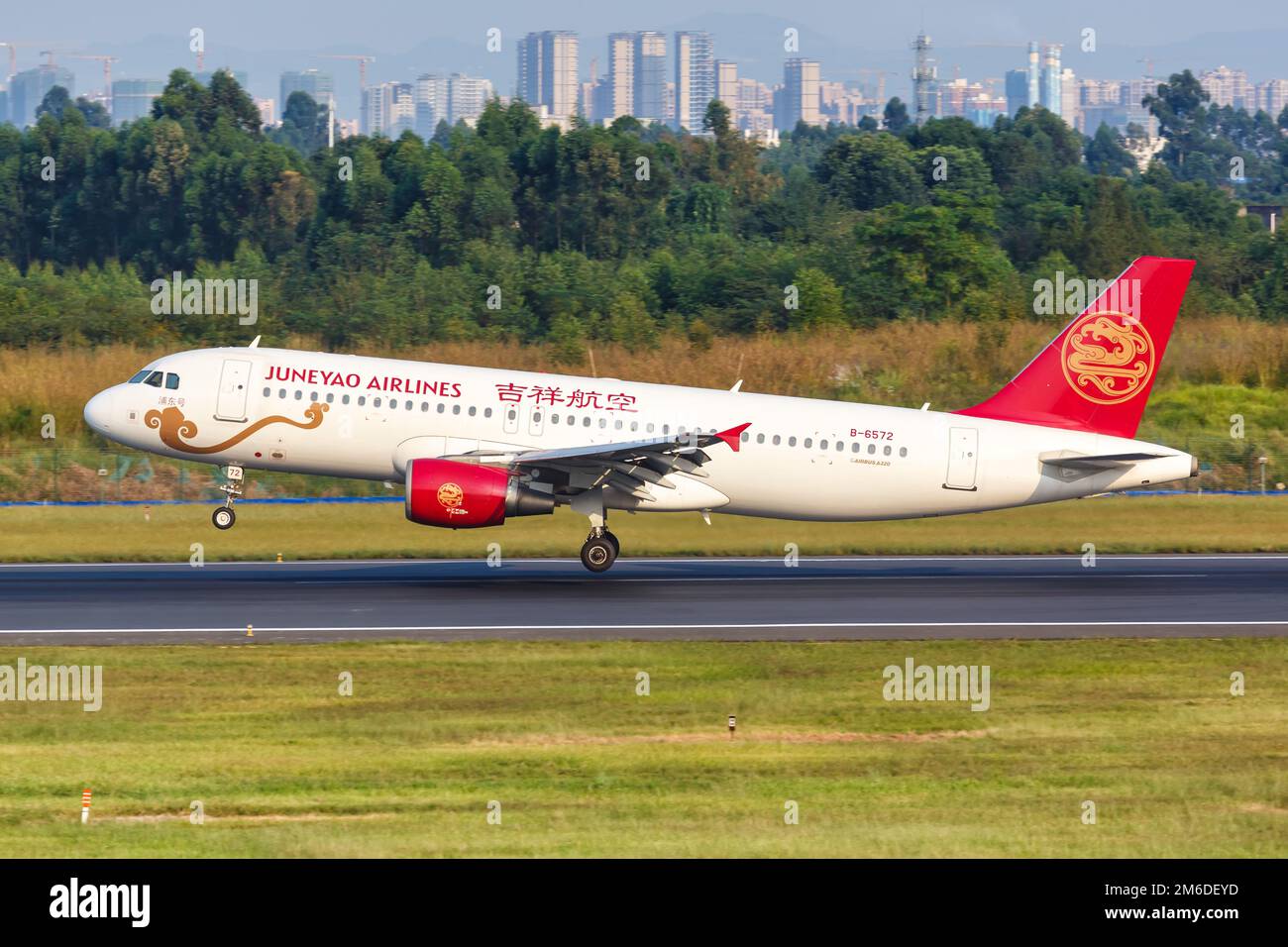 Juneyao Airlines Airbus A320 airplane Chengdu airport Stock Photo - Alamy