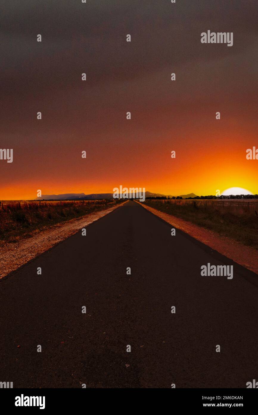 everyone-loves-a-good-sunset-hi-res-stock-photography-and-images-alamy
