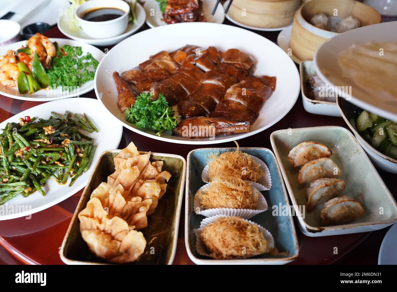 Hamburg, Germany. 02nd Jan, 2023. A Peking duck (M) and other specialties are on a table in the