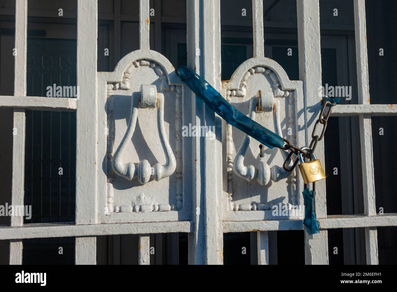 Lock and chain on an ornate entrance gate in Liverpool city centre Stock Photo Alamy