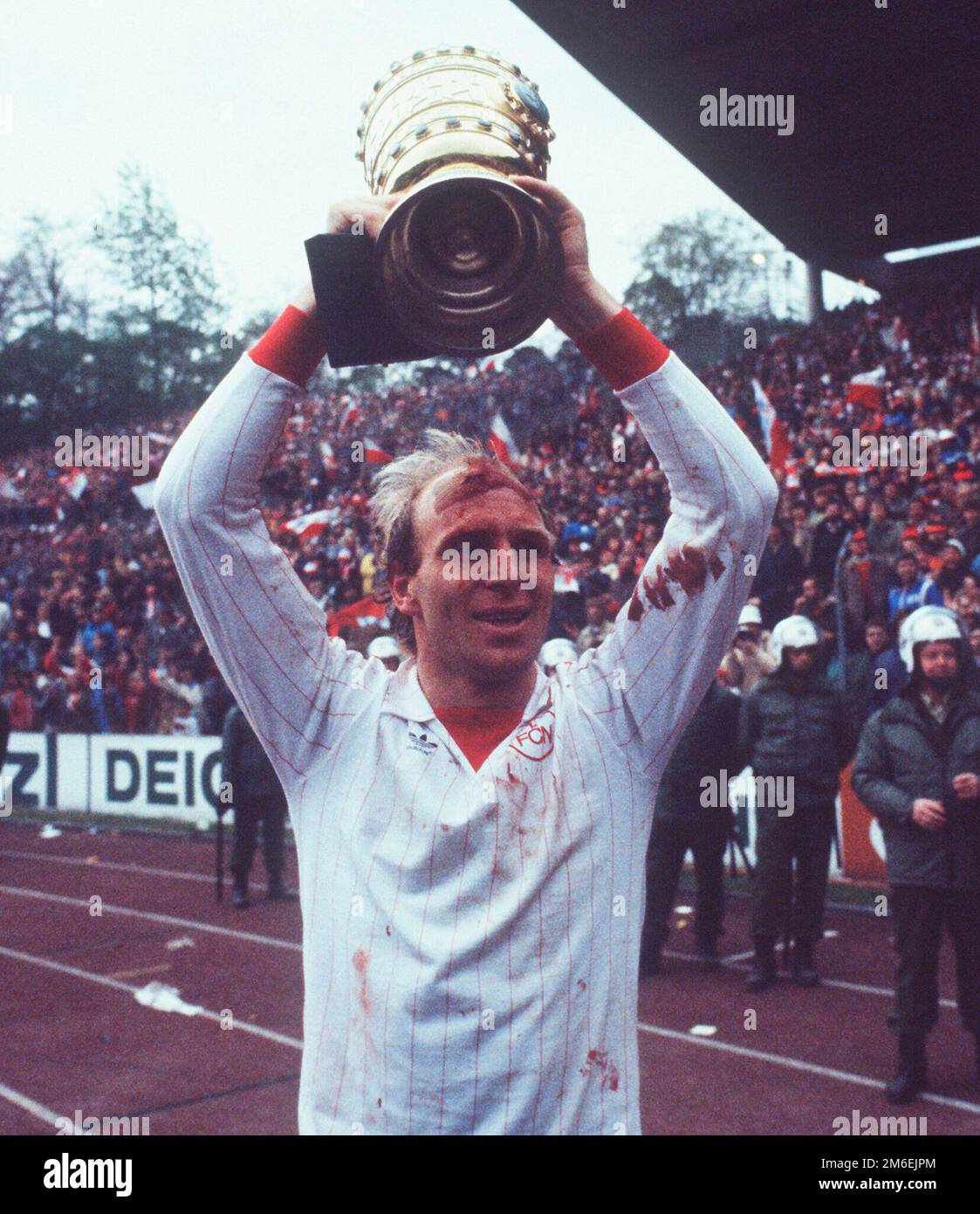 ARCHIVE PHOTO: Dieter Hoeness celebrates his 70th birthday on January 7, 2023, 10SN D Hoeness010582SP.jpg DFB Pokal final in Frankfurt, FC Bayern Munich: 1.FC Nuremberg 4:2, Dieter Hoeness with blood-crusted forehead and blood-smeared shirt, holds the DFB Pokal high; Half figure, Hf. SVEN SIMON, Huyssenallee 40-42, 45128 E ssen#tel.0201/23 45 56#fax 0201/23 45 39#account 1428150 Commerzbank E ssen BLZ 36040039. Stock Photo