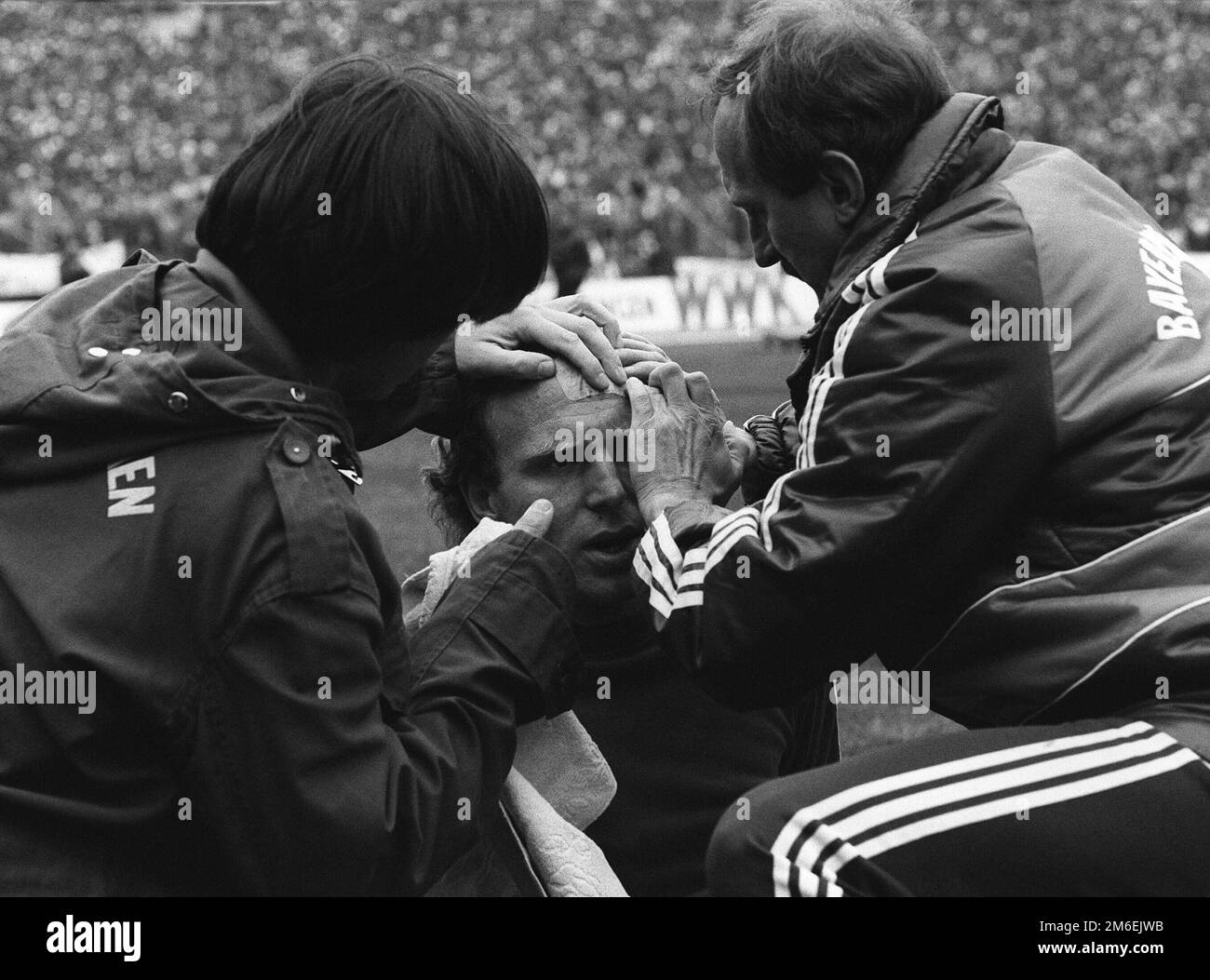 ARCHIVE PHOTO: Dieter Hoeness celebrates his 70th birthday on January 7, 2023, 11SN D Hoeness010582SP.jpg DFB Pokal Finale in Frankfurt, FC Bayern Munich: 1.FC Nuremberg 4:2, Dieter Hoeness with a bleeding head wound is on the sidelines by the team doctor (left) and physiotherapists (r.) treated Qf. SVEN SIMON, Huyssenallee 40-42,45128 Essen#tel.0201/23 45 56#fax 0201/23 45 39#account 1428150 Commerzbank Essen BLZ 36040039. Stock Photo