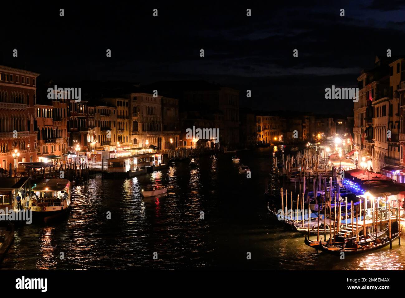 The rialto bridge and grand canal at night hi-res stock photography and ...