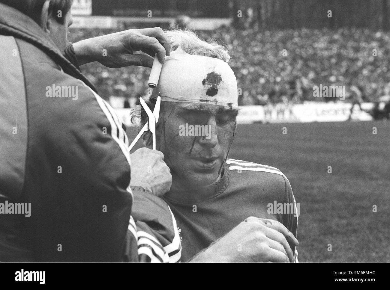 ARCHIVE PHOTO: Dieter Hoeness celebrates his 70th birthday on January 7, 2023, SN02HoenessSP.jpg DFB Pokal Finale in Frankfurt, FC Bayern Munich: 1.FC Nuremberg 4:2, Dieter Hoeness with a bleeding head wound is treated on the sidelines Qf. SVEN SIMON, Huyssenallee 40-42,45128 Essen#tel.0201/23 45 56#fax 0201/23 45 39#account 1428150 Commerzbank Essen BLZ 36040039. Stock Photo