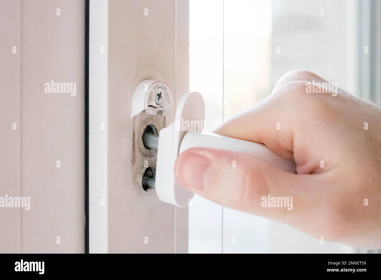 The handle of the plastic window is broken. The crack and the mechanism