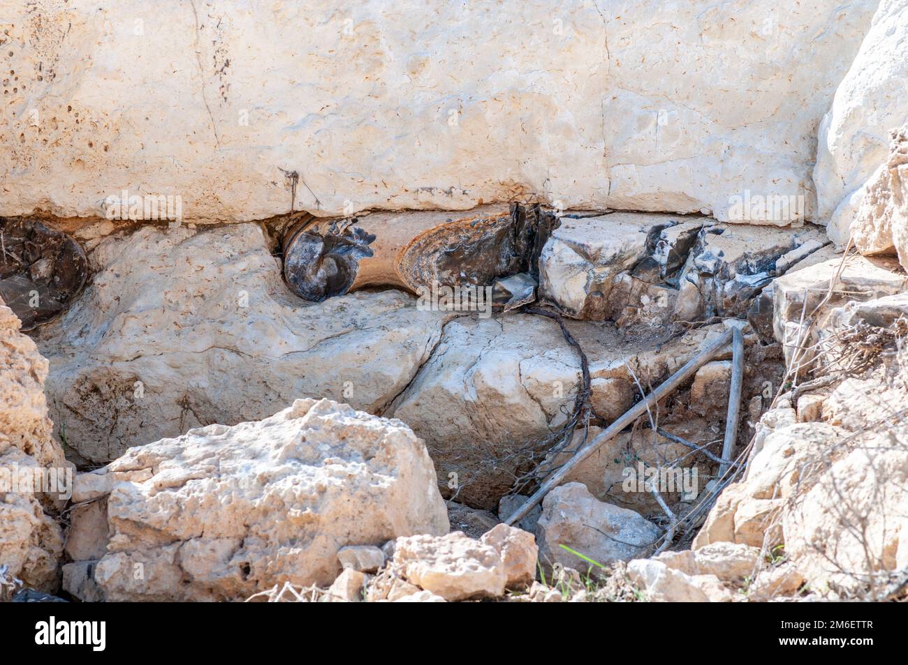 geological strata, heavy flint rock in a layer between two layers of