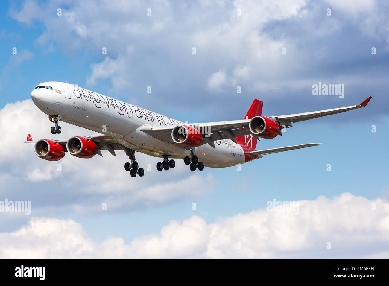 Virgin Atlantic Airbus A340-600 Flugzeug Flughafen London Heathrow Stock Photo