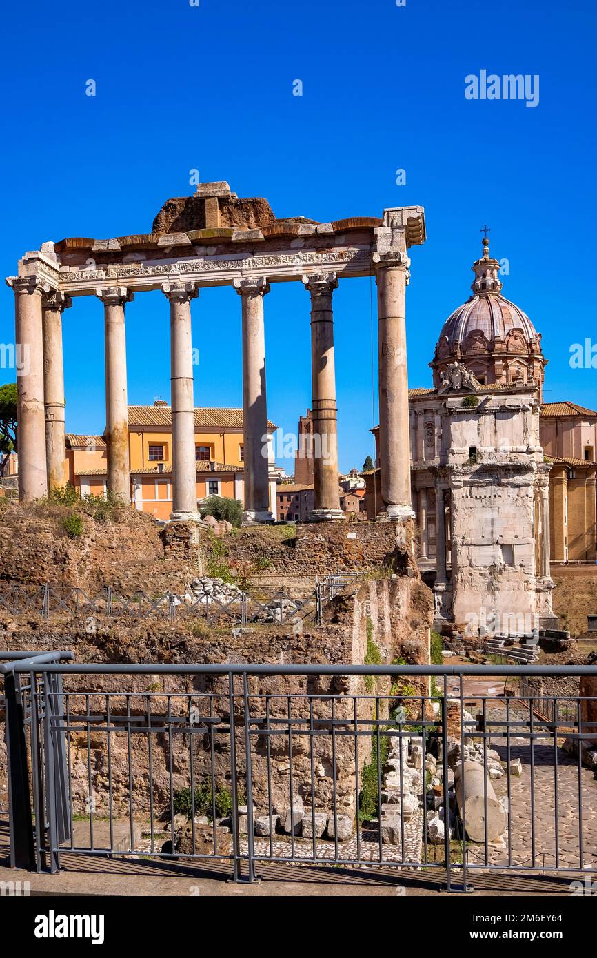 Templo de Vespasiano e Tito - Roman Temple Ruins in Roman Forum with ...