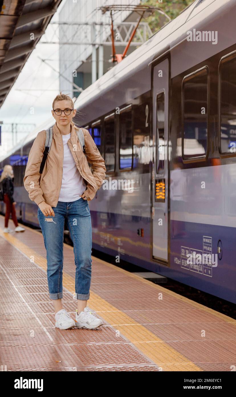 Girl train platform hi-res stock photography and images - Alamy
