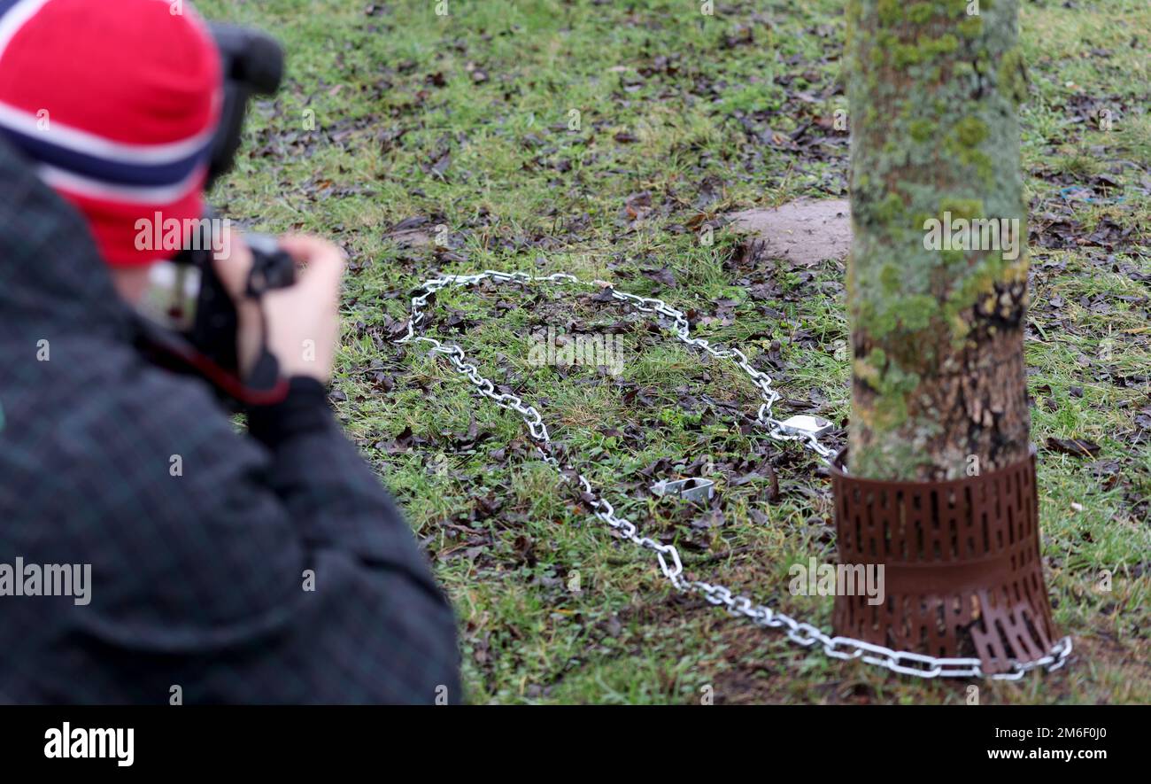 Rostock, Germany. 04th Jan, 2023. A chain with a lock lies on the spot ...