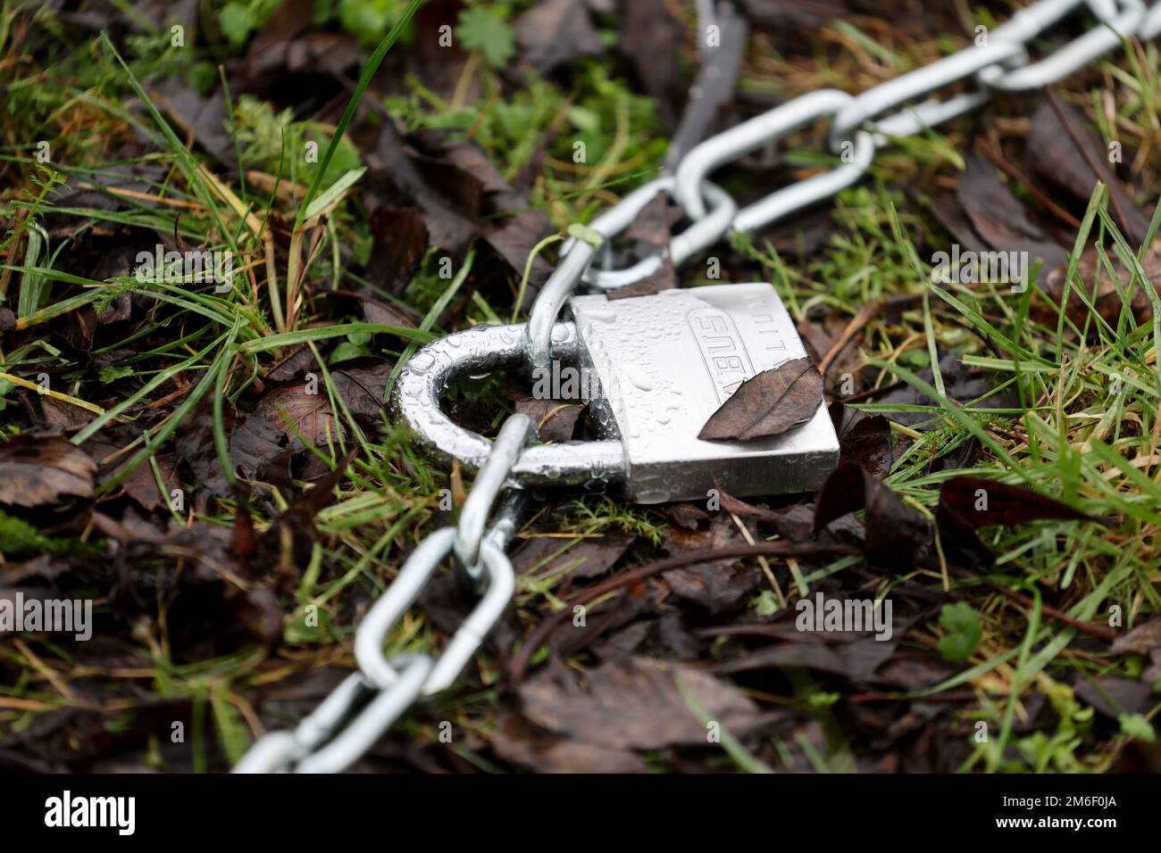 Rostock, Germany. 04th Jan, 2023. A chain with a lock lies on the spot ...