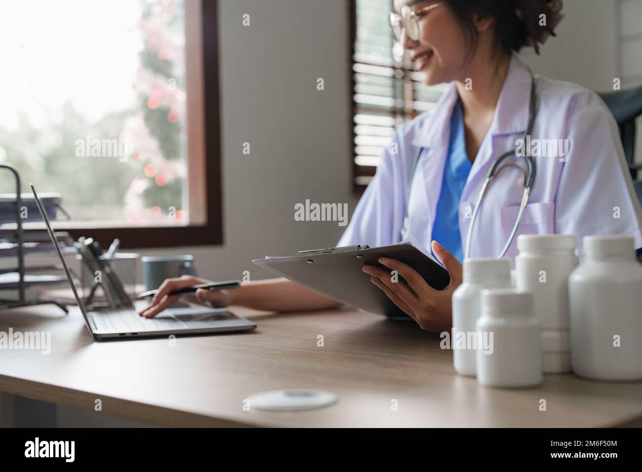 Asian doctor patient clinic hi-res stock photography and images - Alamy