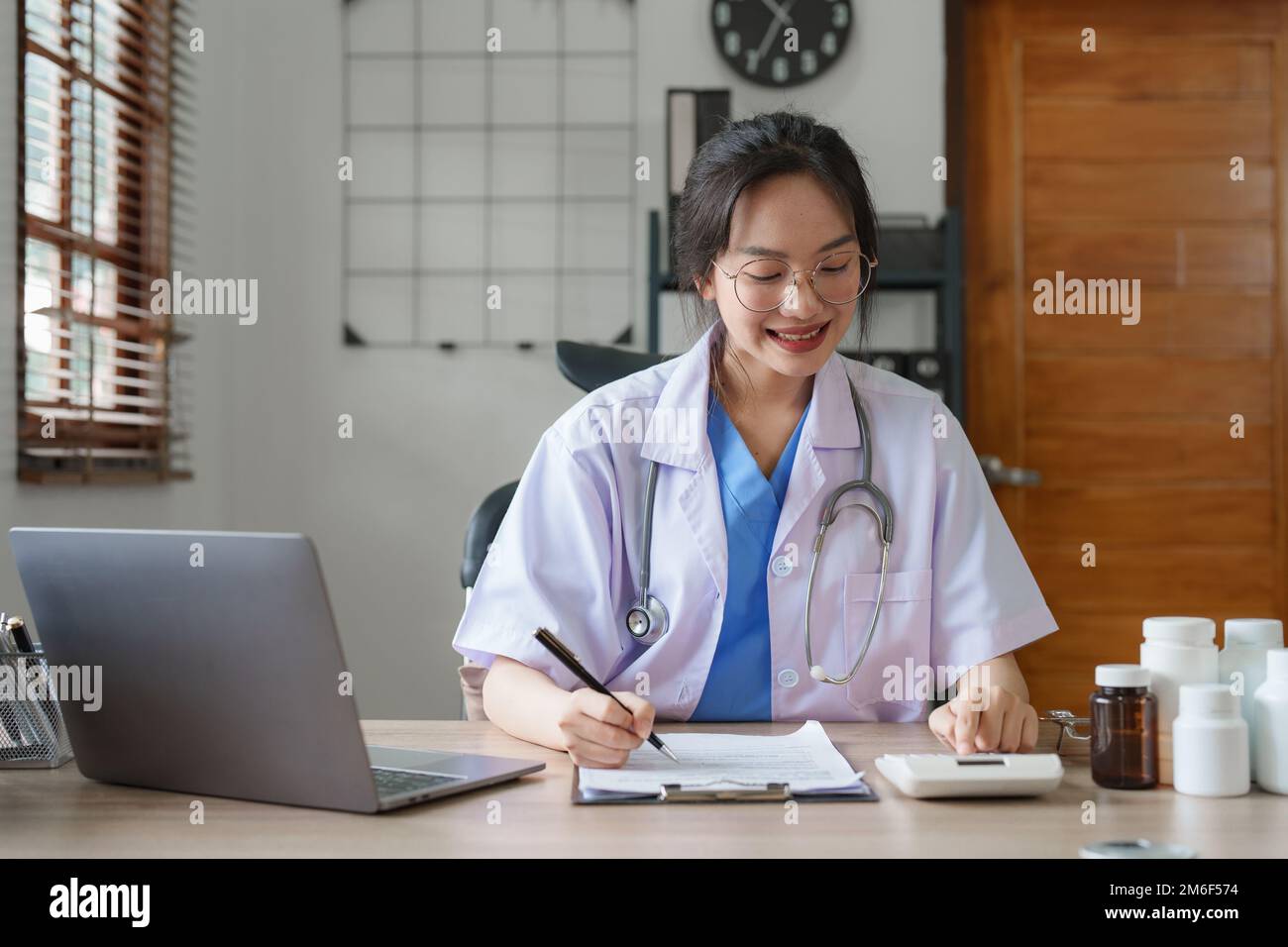 Asian doctor patient clinic hi-res stock photography and images - Alamy