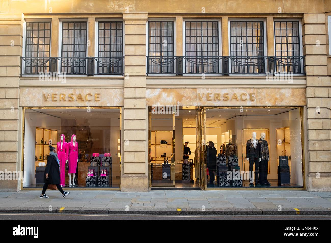Ten einde raad het formulier Uittrekken Versace sloane street hi-res stock photography and images - Alamy