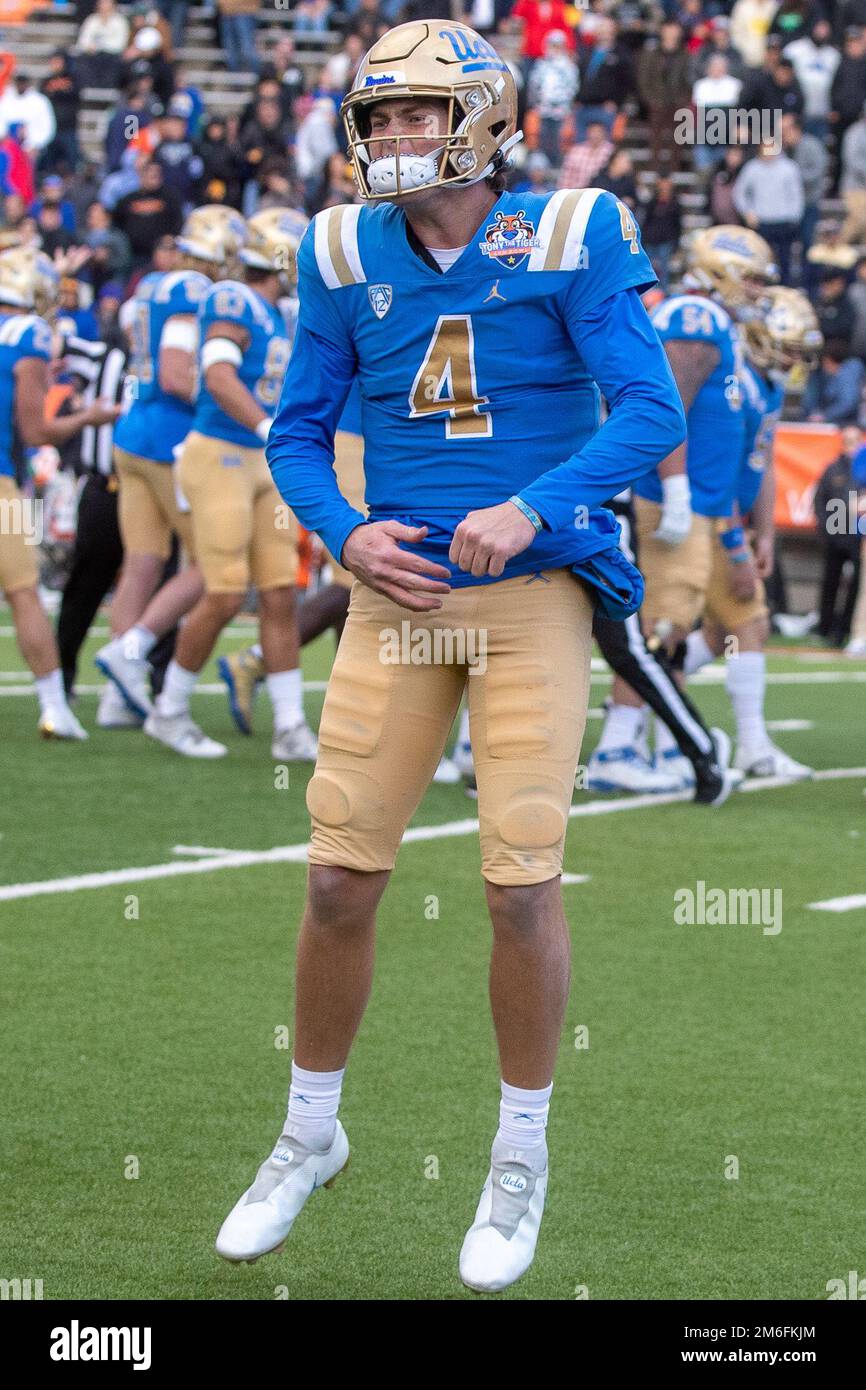 UCLA Bruins quarterback Ethan Garbers (4) celebrates completing a late ...