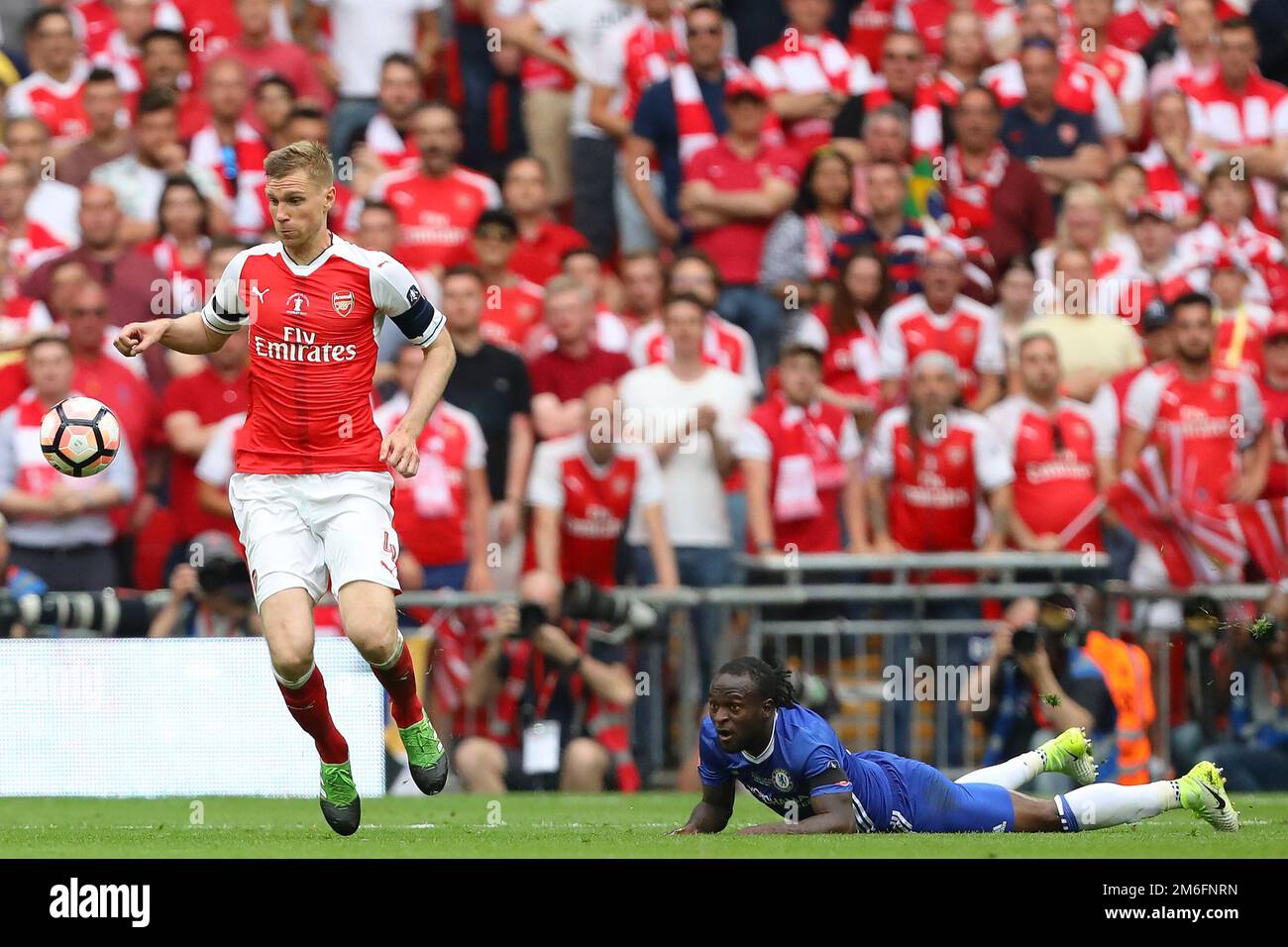 Per Mertesacker of Arsenal and Victor Moses of Chelsea - Arsenal v Chelsea, The Emirates FA Cup Final, Wembley Stadium, London - 27th May 2017. Stock Photo