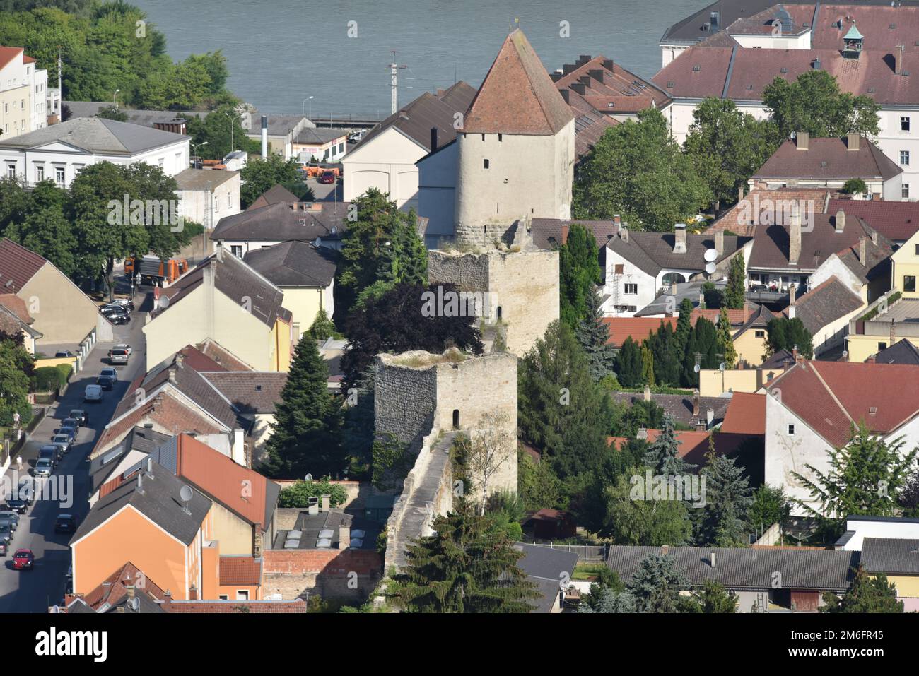 https://c8.alamy.com/comp/2M6FR45/medieval-defending-buildings-in-hainburg-austria-2M6FR45.jpg