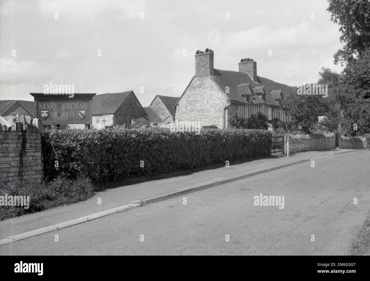 1950s, historical, view from road of Mary Arden's House, the childhood