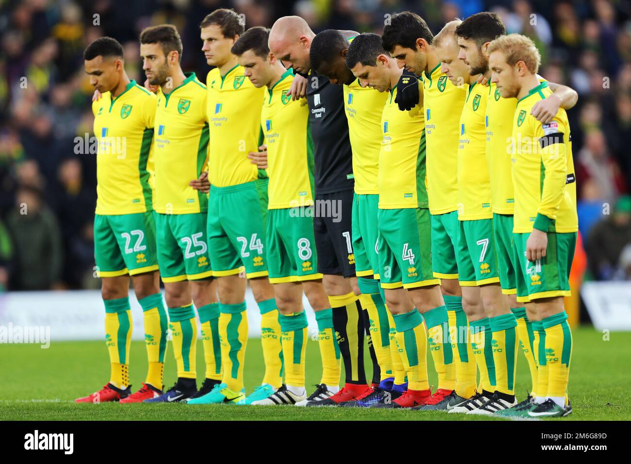 Players of Norwich City observe a moment of silence for those lost in the Chapecoense plane crash - Norwich City v Brentford, Sky Bet Championship, Carrow Road, Norwich - 3rd December 2016. Stock Photo