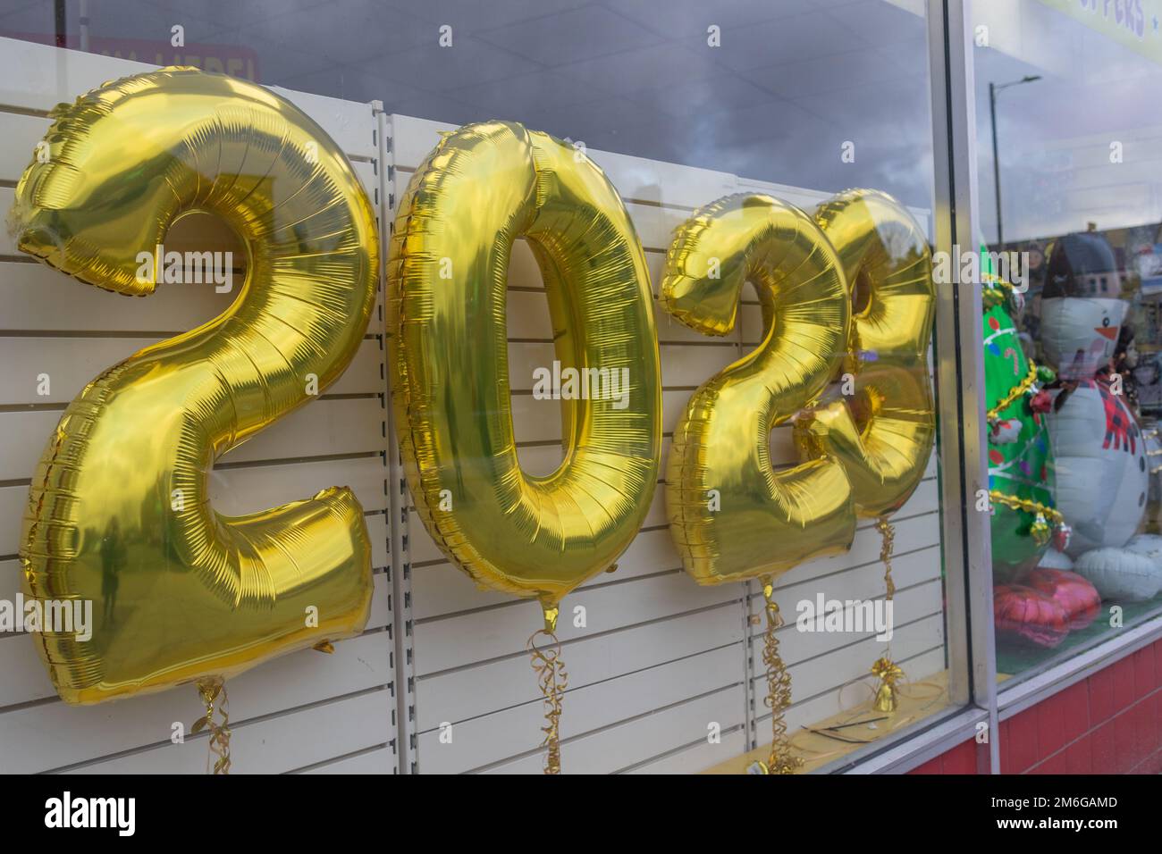 Southend on Sea, UK. 4th Jan, 2023. A shop window display of balloons celebrating the new year. Penelope Barritt/Alamy Live News Stock Photo