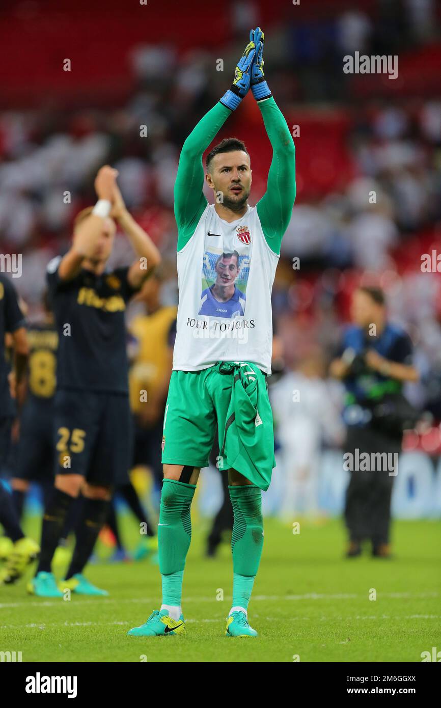 Danijel Subasic of AS Monaco applauds the fans following the match - Tottenham Hotspur v AS Monaco, UEFA Champions League Group Stage, Wembley Stadium, London - 14th September 2016. Stock Photo