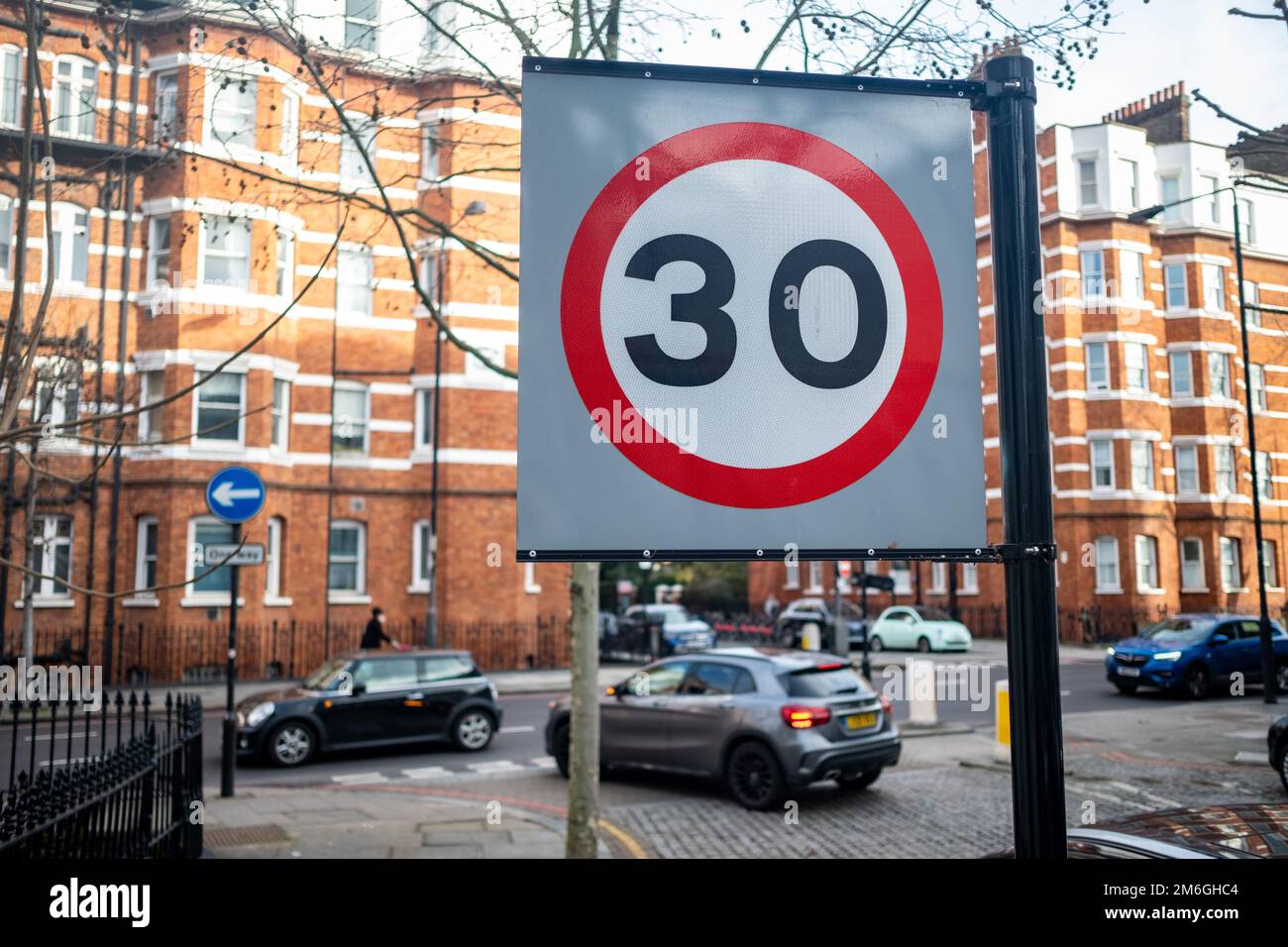 London- December 2022: 30 Miles per hour speed limit sign on Kensington street Stock Photo