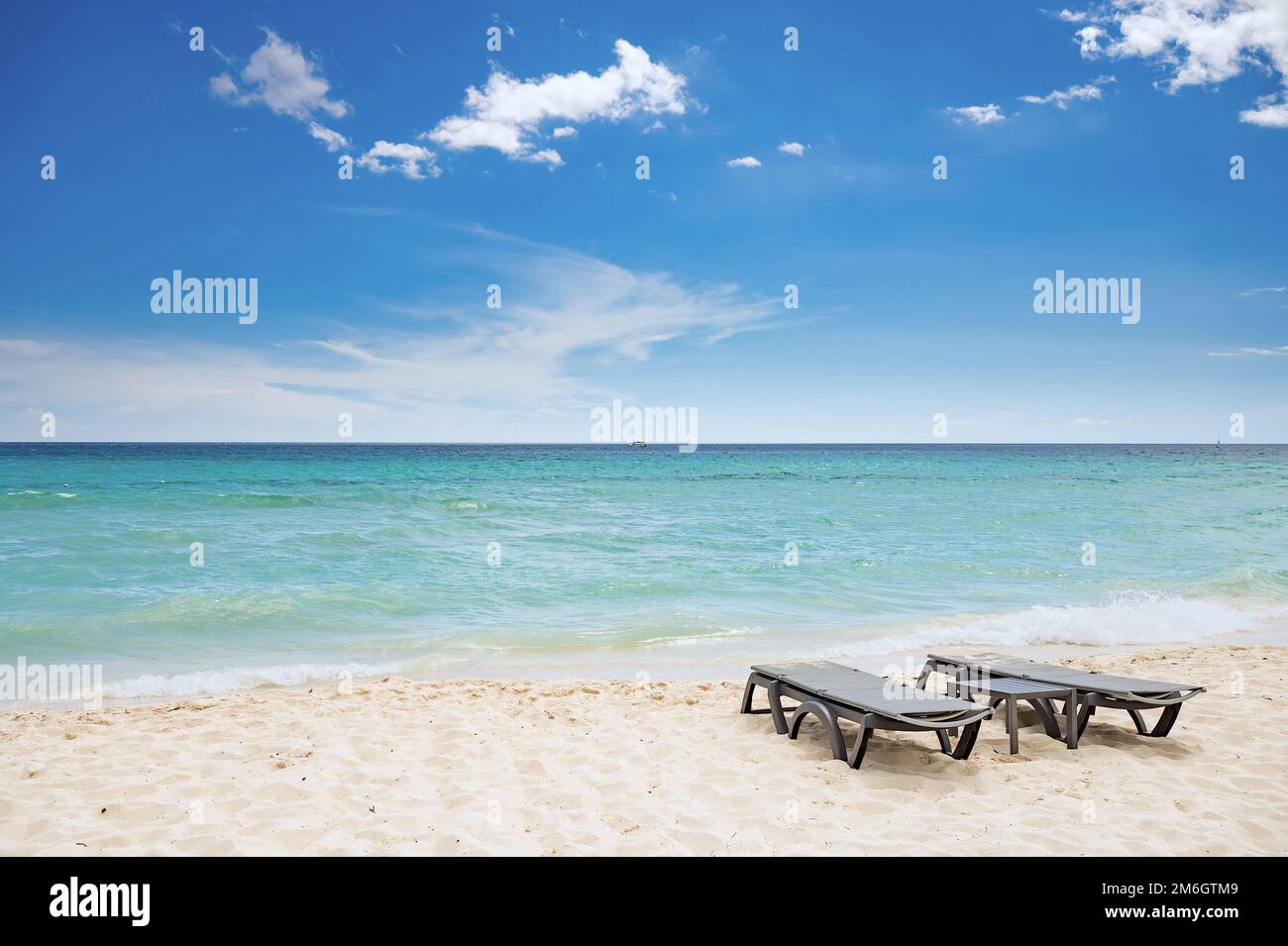 Tropical beach paradise shore hi-res stock photography and images - Alamy
