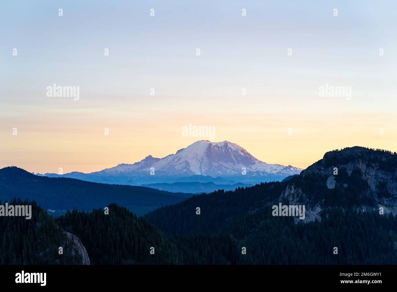 Mount Rainier at sunset form Snoqualmie pass Stock Photo - Alamy