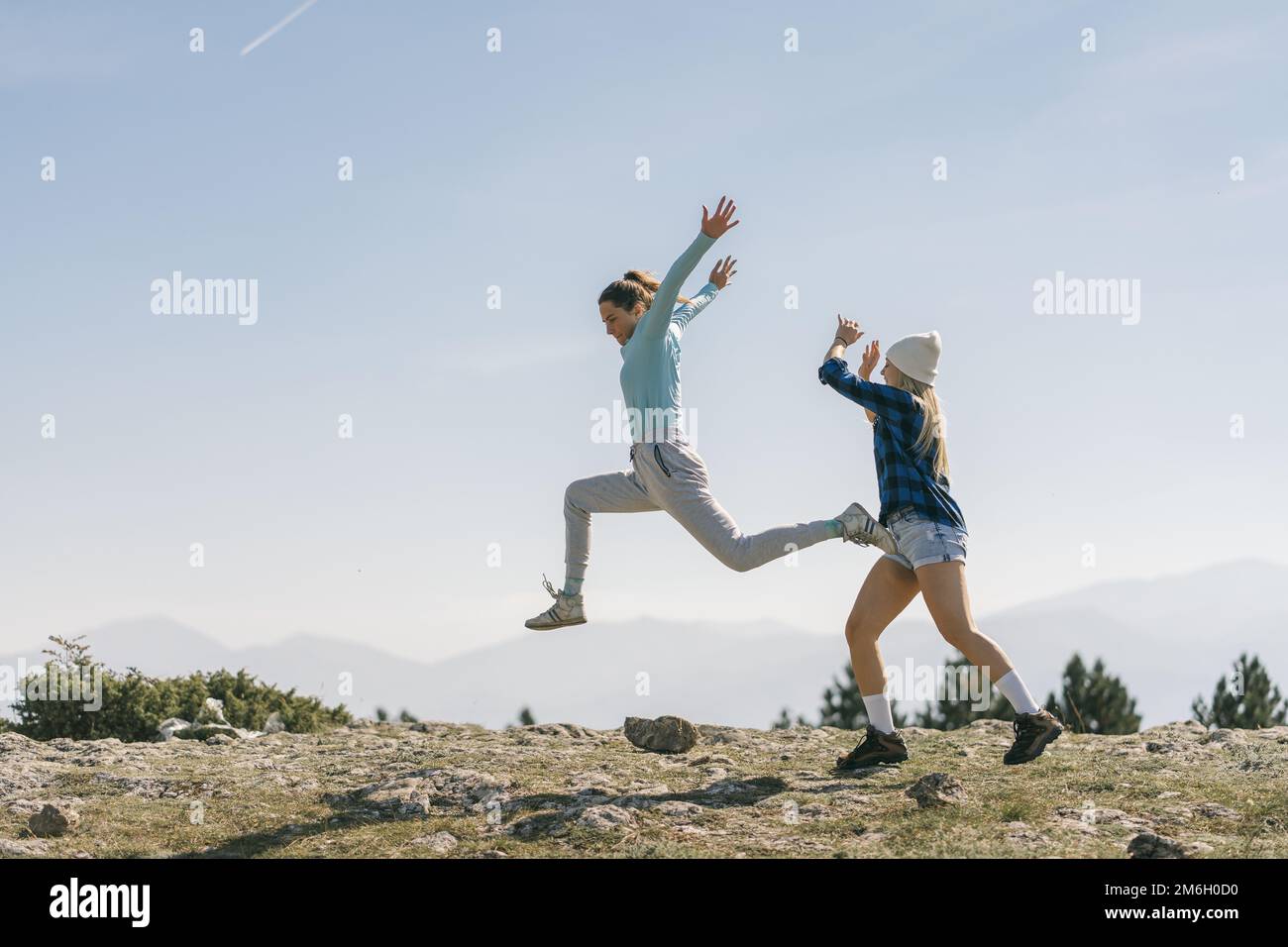 Two young female hikers hi-res stock photography and images - Alamy