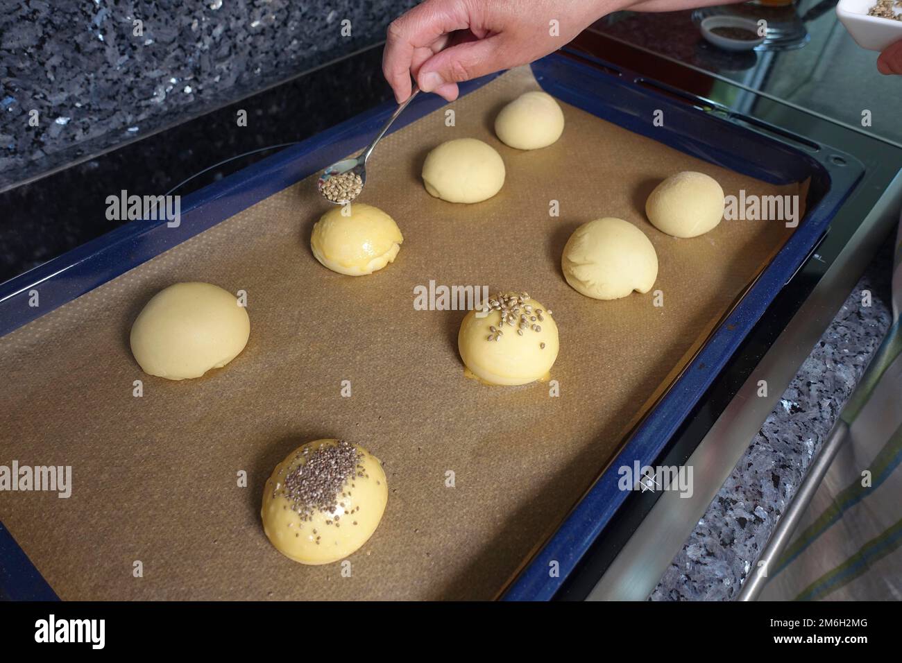 Swabian cuisine, preparation steam noodle burger, hearty, salty, yeast pastry, sprinkle yeast
