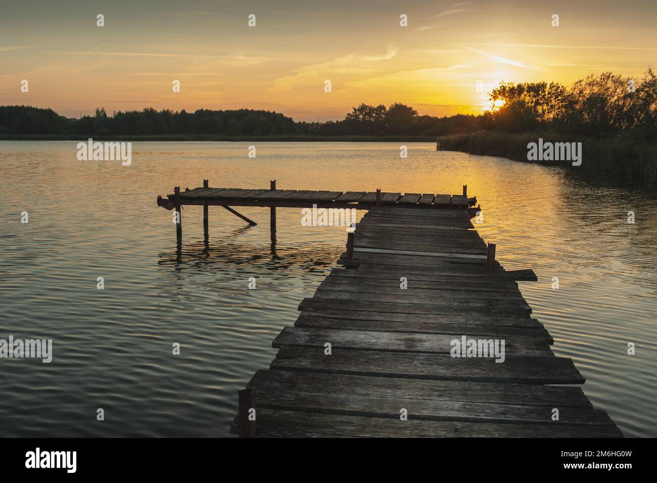 Empty pier sunset hi-res stock photography and images - Alamy
