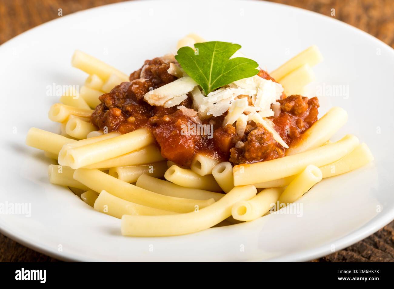 Macaroni Pasta mit Sauce Bolognaise Stock Photo - Alamy
