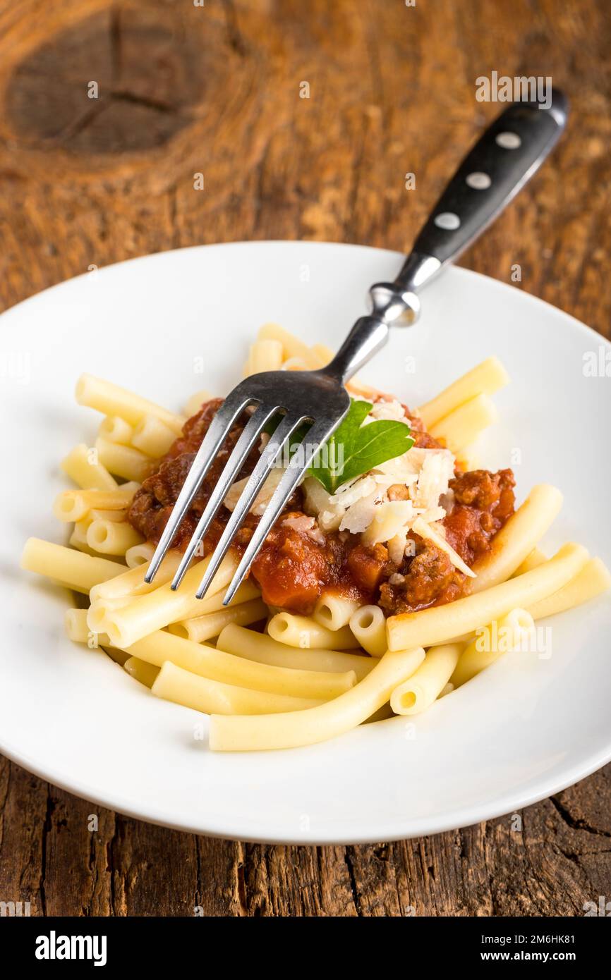 Macaroni Pasta mit Sauce Bolognaise Stock Photo - Alamy