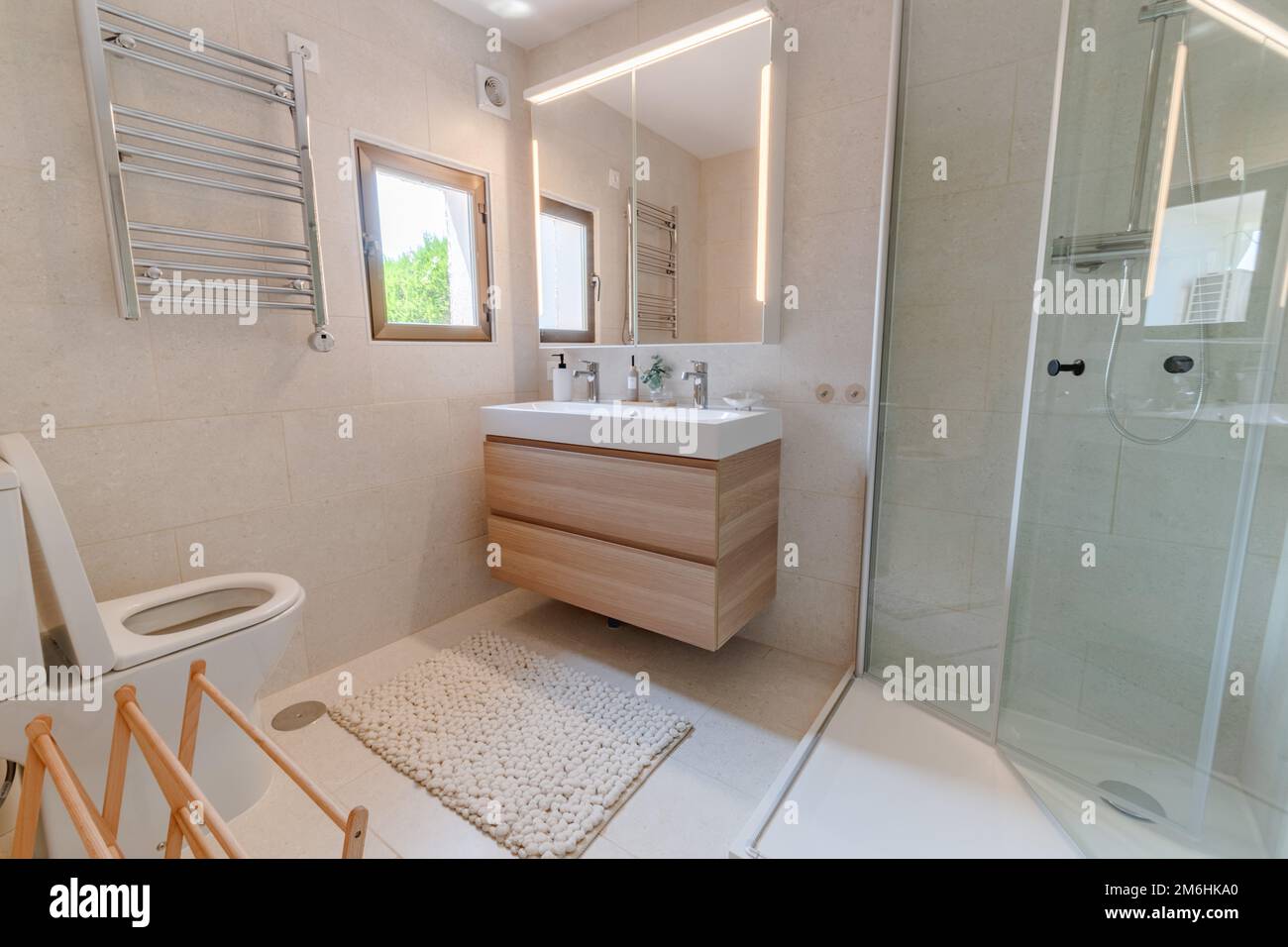 a private bathroom attached to a master bedroom Stock Photo Alamy